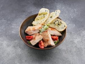 Салат Цезарь с курицей