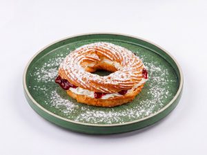 Творожное кольцо с вишней